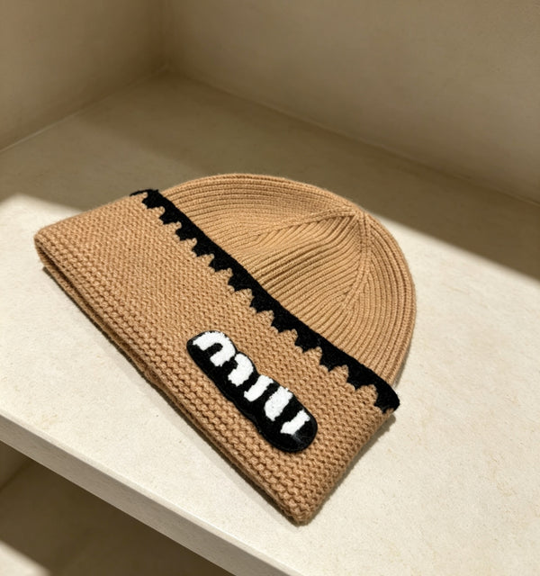Berretto in maglia con logo Miu Miu – beige
