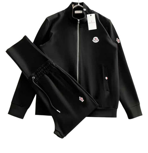 Completo Moncler nero con logo, giacca track e pantaloni