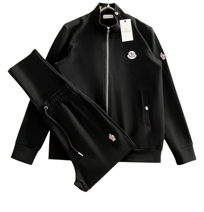 Completo Moncler nero con logo, giacca track e pantaloni