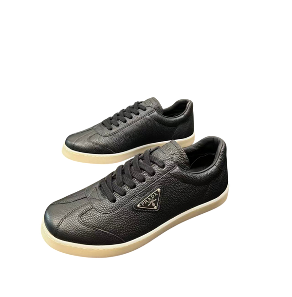 Sneaker basse Prada in pelle martellata – Nere